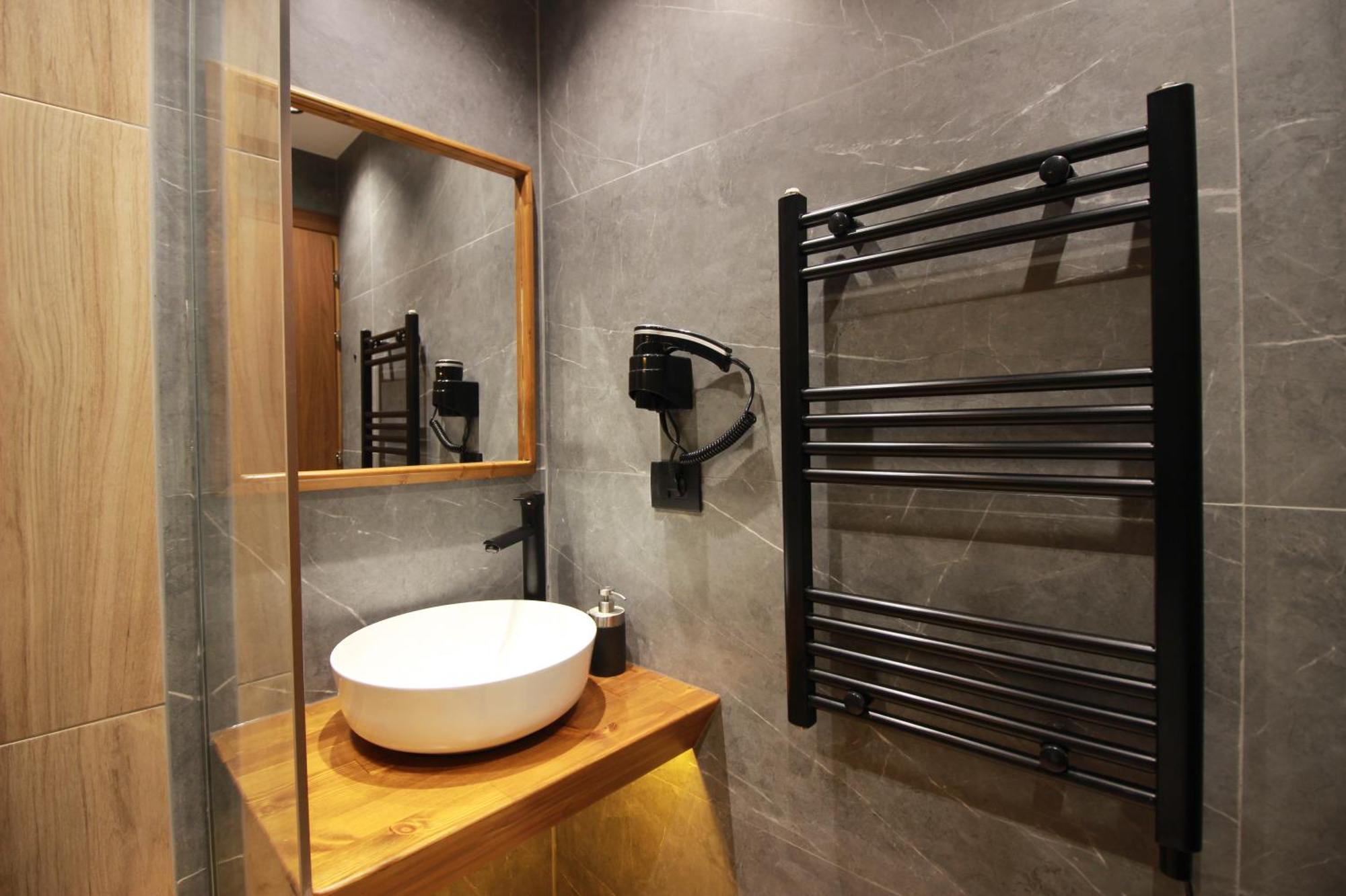 Grey Stone Hotel จีโรคาสเตอร์ ภายนอก รูปภาพ