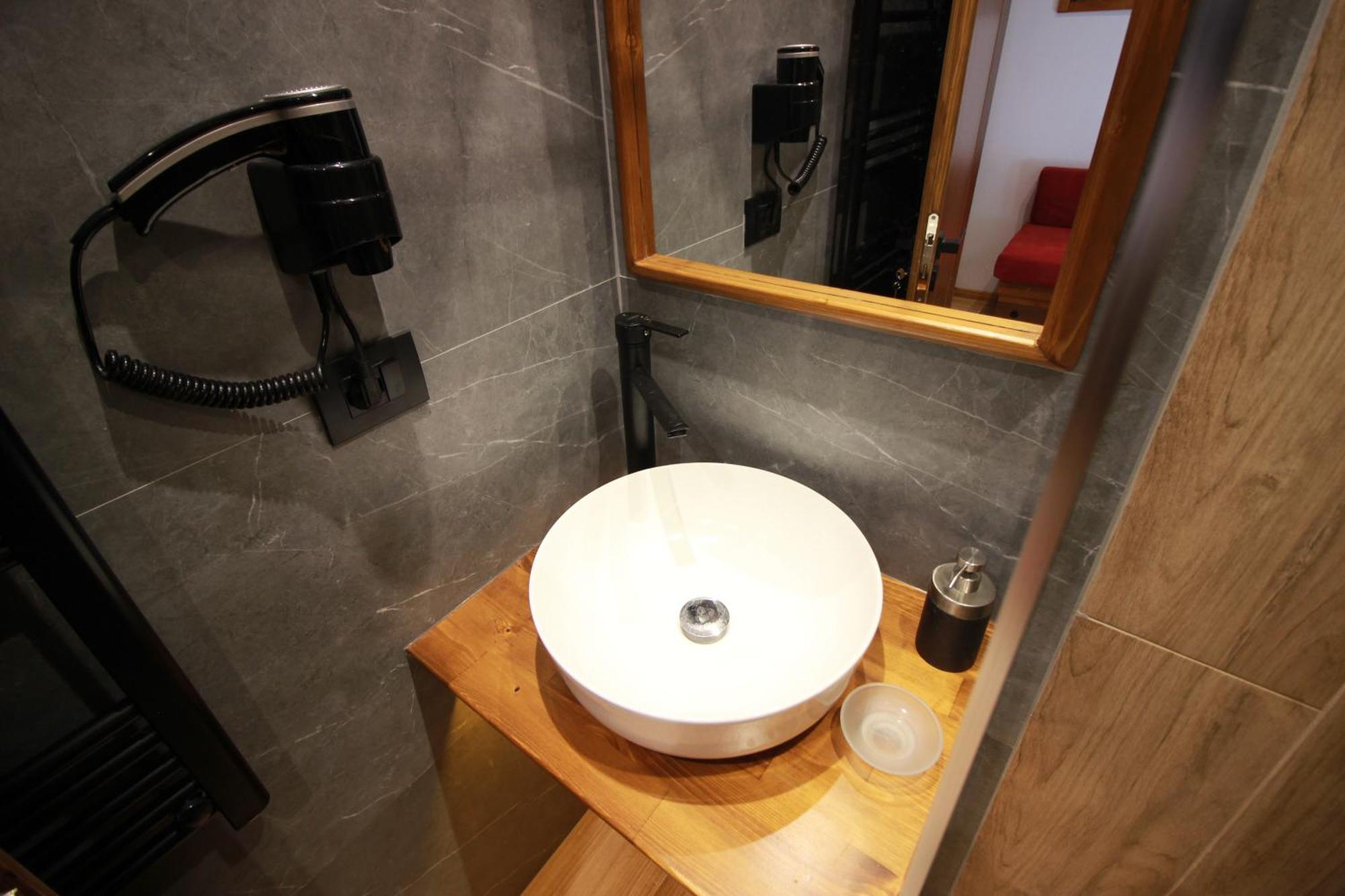 Grey Stone Hotel จีโรคาสเตอร์ ภายนอก รูปภาพ